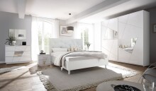 Kleiderschrank "Valeria" in Weiss Melamin mit Siebdruck und Spiegel mit 2 Türen und 2 Einlegeböden. Abmessungen (BxHxT) 243x230x57 cm