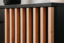 Sideboard >Monza< 2 Türen, 4 Schubladen, 2 Böden, 3D-Lamellen-Optik, schwarz / Dekor Artisan Eiche - 118x90x40cm (BxHxT)