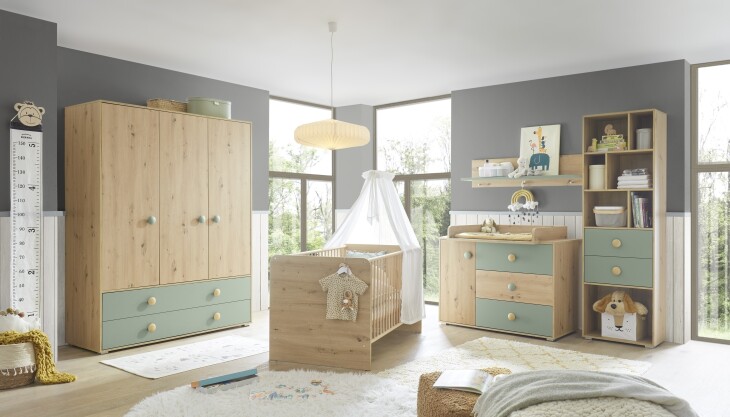 Babyzimmer-Komplettset >Birta< (5-teilig) Eiche / Salbei, Schrank, Bett, Kommode, Regal, Board