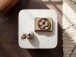 Beistelltisch >WL7.716< in Weiß / Gold, Marmor & Metall - 33x47x33cm (BxHxT)